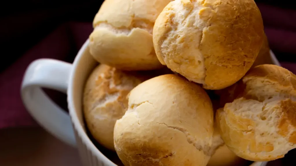 Pão de queijo vegano em caneca branca de vidro com asa