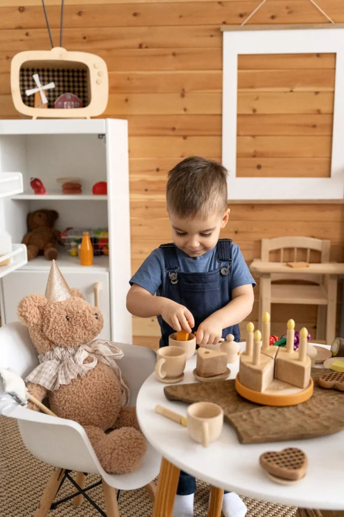 criança brincando com ursinho e outros brinquedos montessorianos