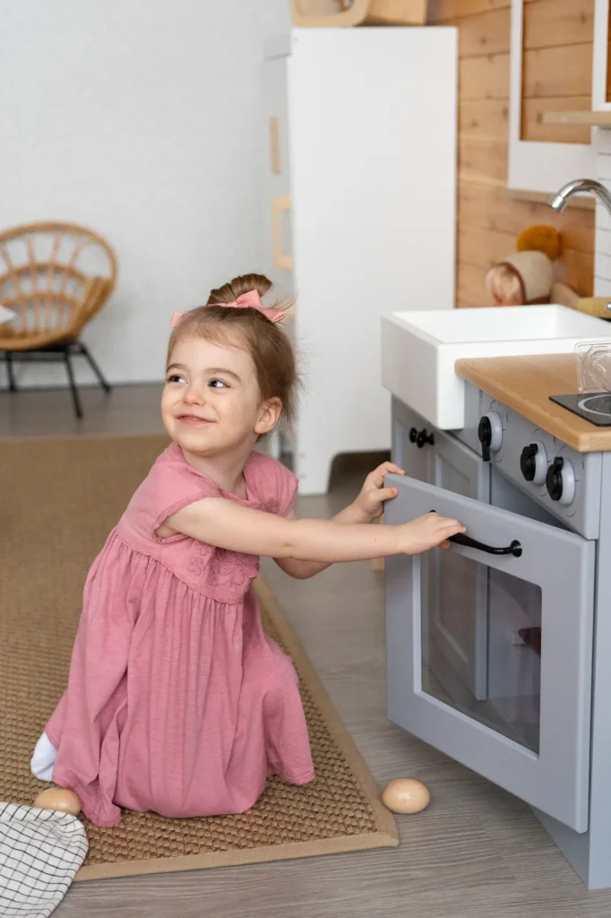 criança brincando com em mini cozinha montessoriana