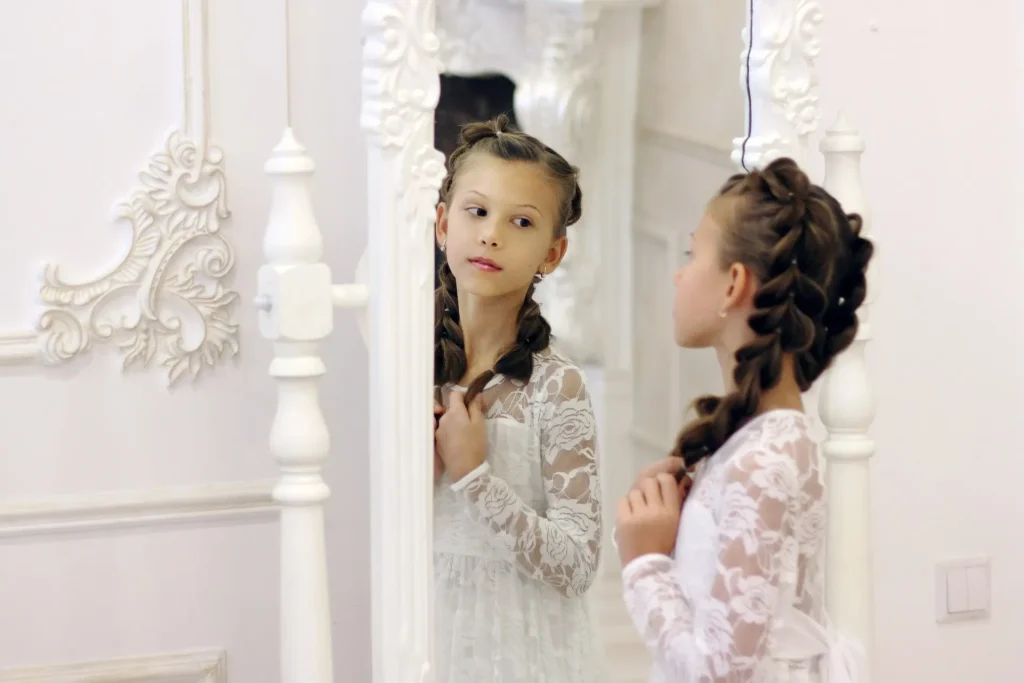 Criança se olhando em espelho provençal branco