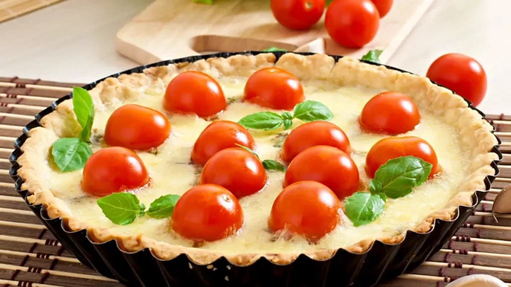 Quiche de frango com tomates e manjericão