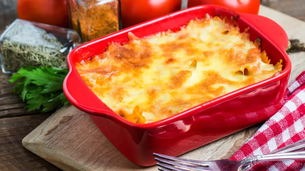 Escondidinho de batata servido em travessa de porcelana