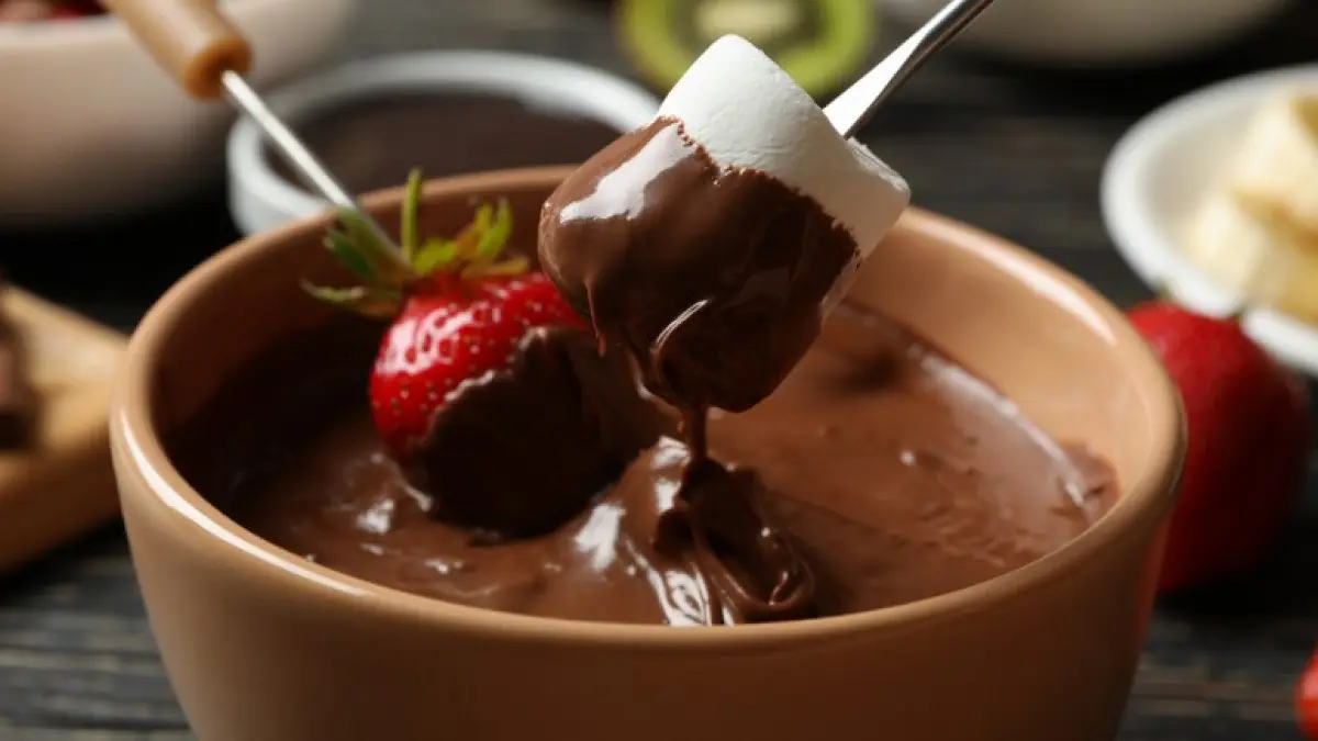 Fondue de chocolate com marshmallow e morango melados no chocolate
