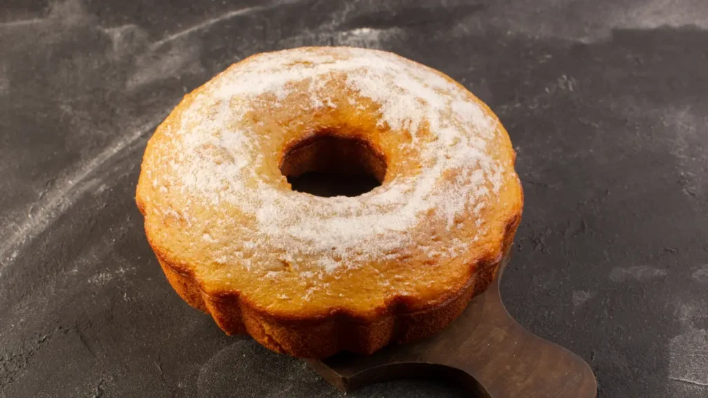 Bolo de liquidificador em tábua de madeira