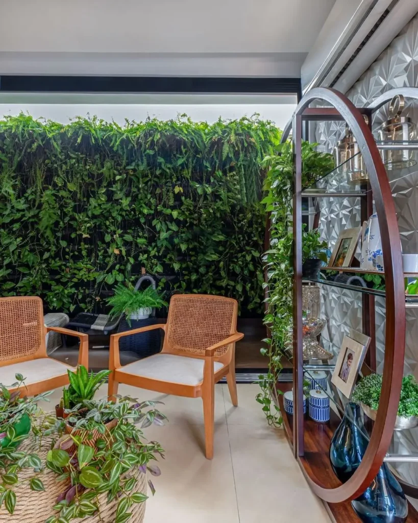 Jardim vertical feito pela paisagista Miriam Coelho em sala de estar