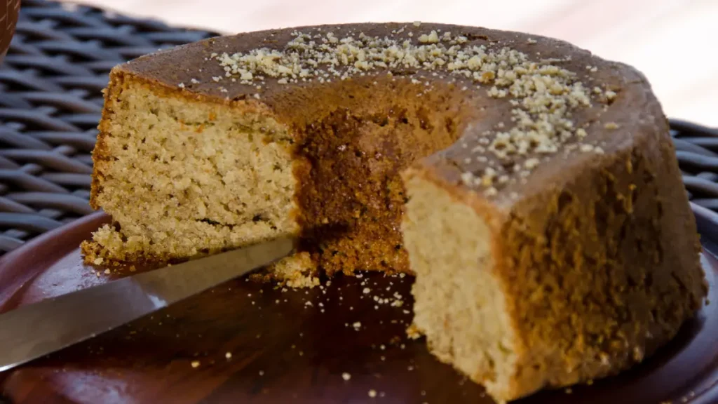 Bolo de aveia cortado ao meio com farelo de aveia salpicado por cima