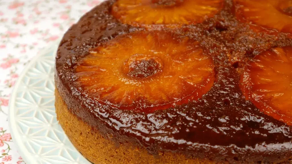 Bolo de abacaxi com caramelo e rodelas de abacaxi