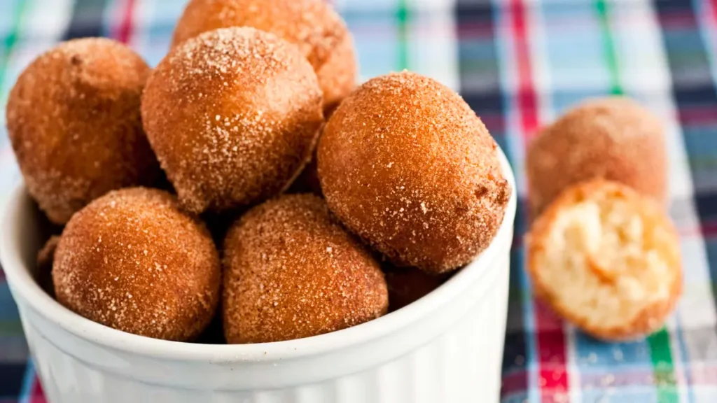 Bolinho de chuva sequinho em tijela de vidro branco