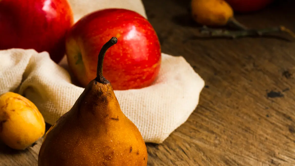 Maçã e pêra oxidadas como exemplo para dicas para evitar oxidação de frutas e verduras