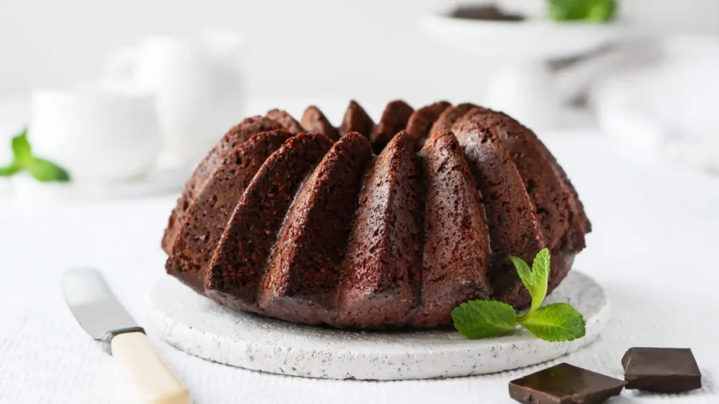 Bolo de micro-ondas de chocolate em cima de tábua de pedra redonda