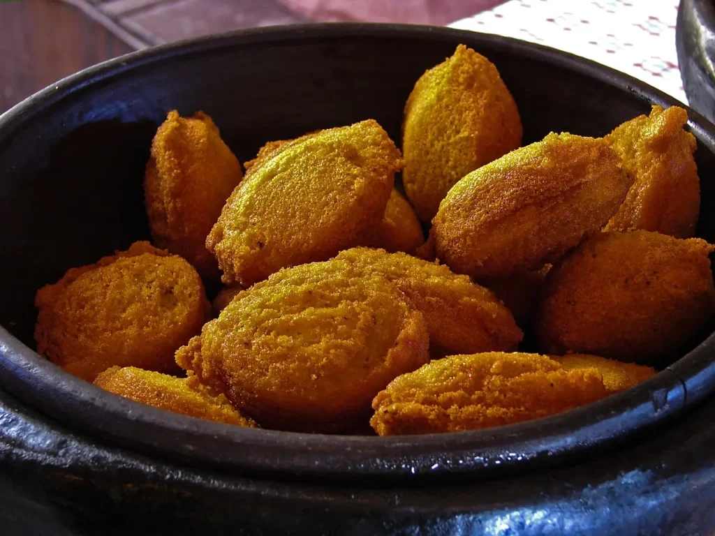 Acarajé da Bahia em travessa preta