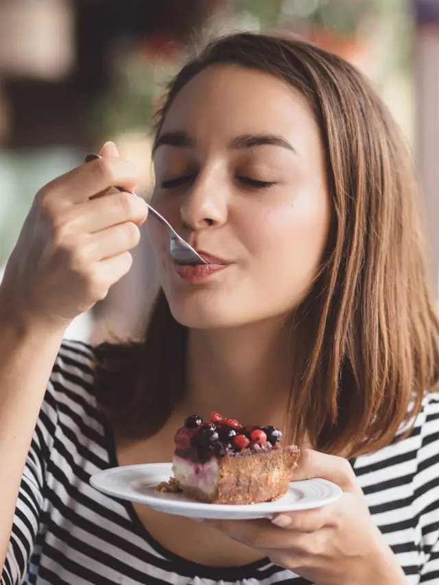 Capa-mulher-comendo-sobremesa