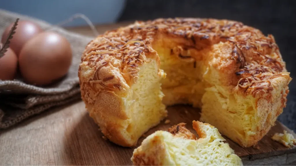 Bolo de pão de queijo com fatia retirada