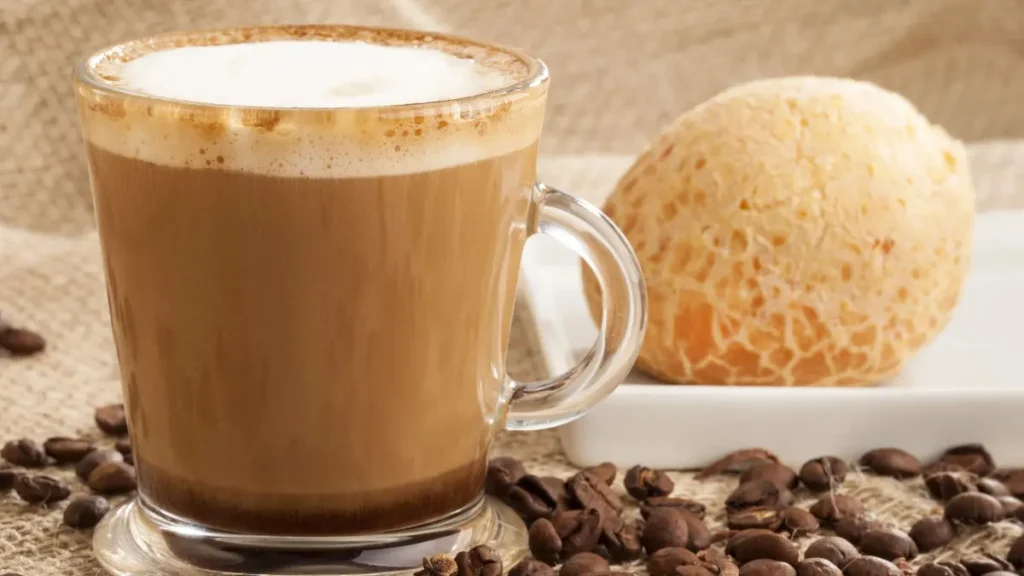 Pão de queijo na airfryer com café com leite ao lado