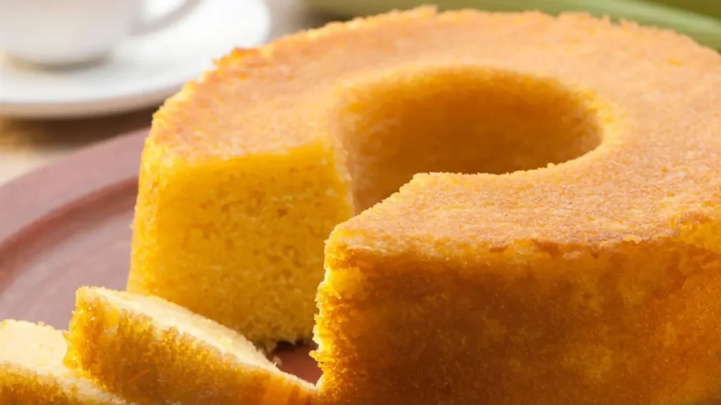 Bolo de flocão de milho com fatia cortada