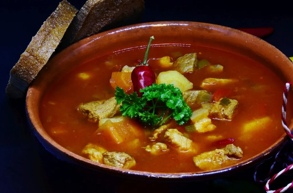 Panela com caldo de kenga e algumas verduras