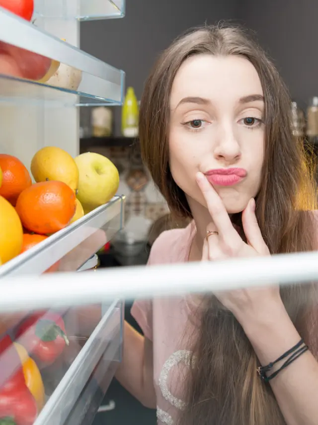 Mulher abrindo a geladeira