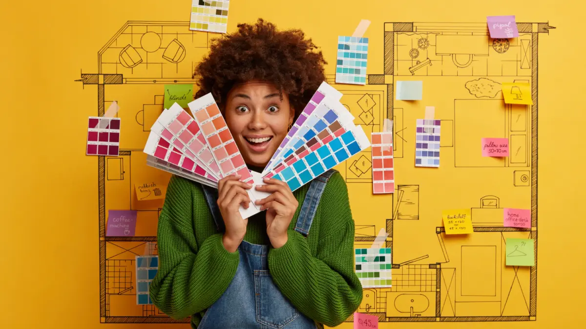 Menina com cartela de cores em tons diversificados