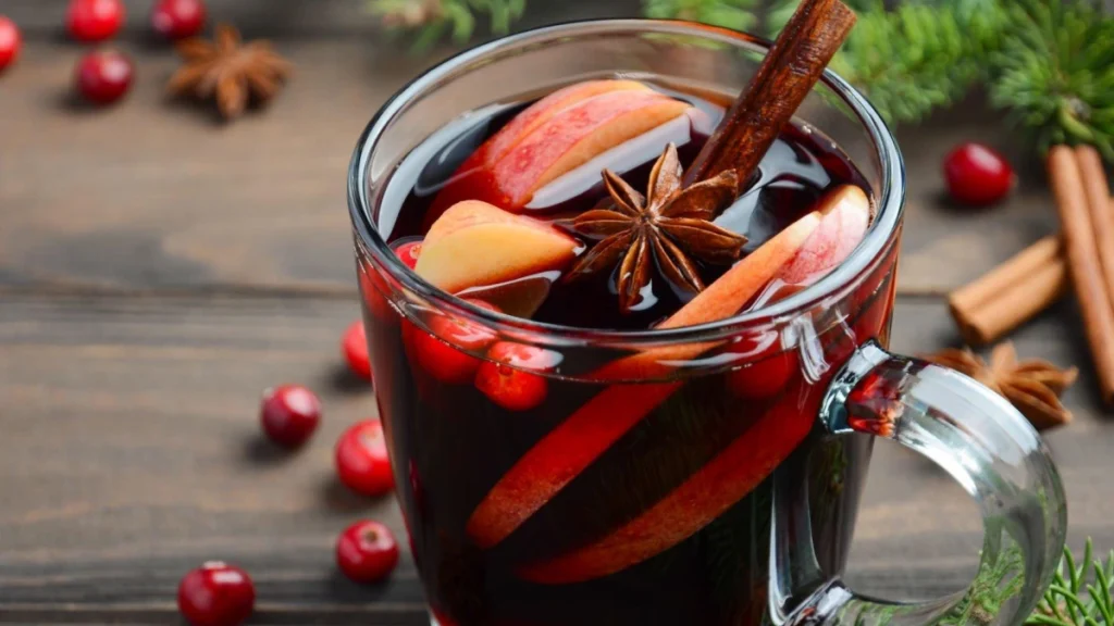 Vinho quente em caneca com especiarias.