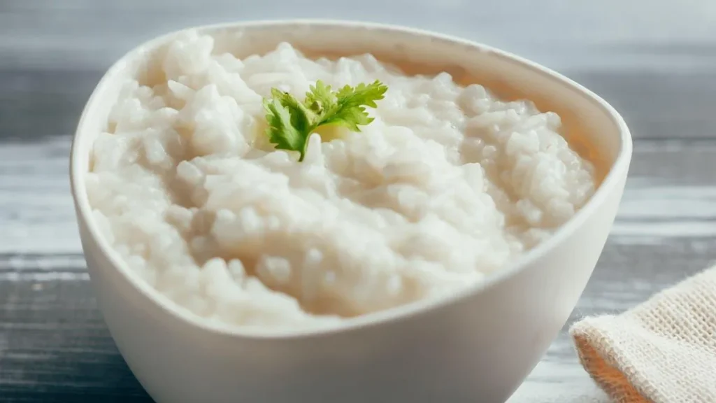 Arroz de leite salgado com uma folhinha em cima.