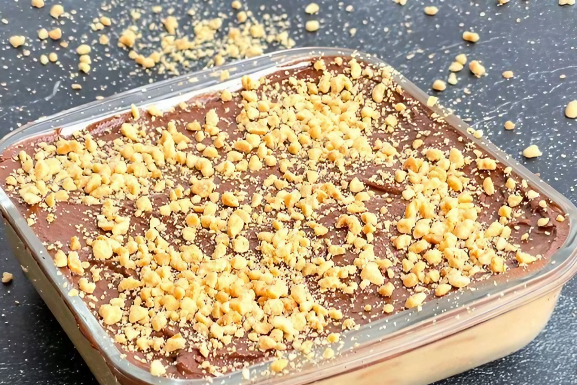 Pave de amendoim servido em travessa de vidro, com ganache de chocolate e amendoim triturado por cima