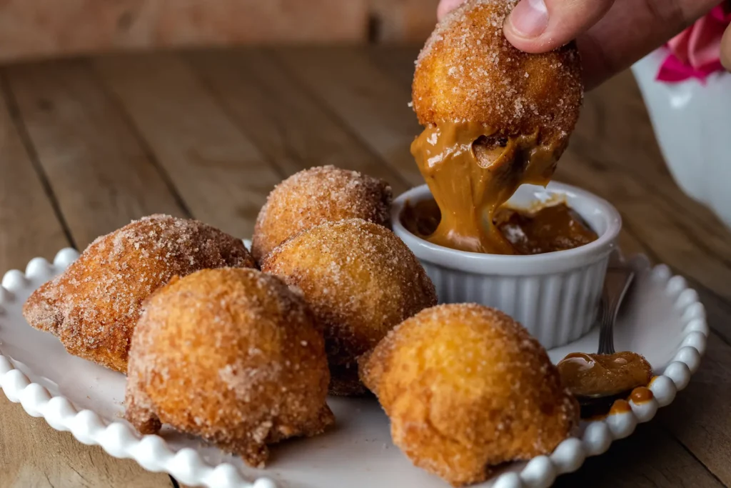 Bolinho de banana sendo melado no doce de leite