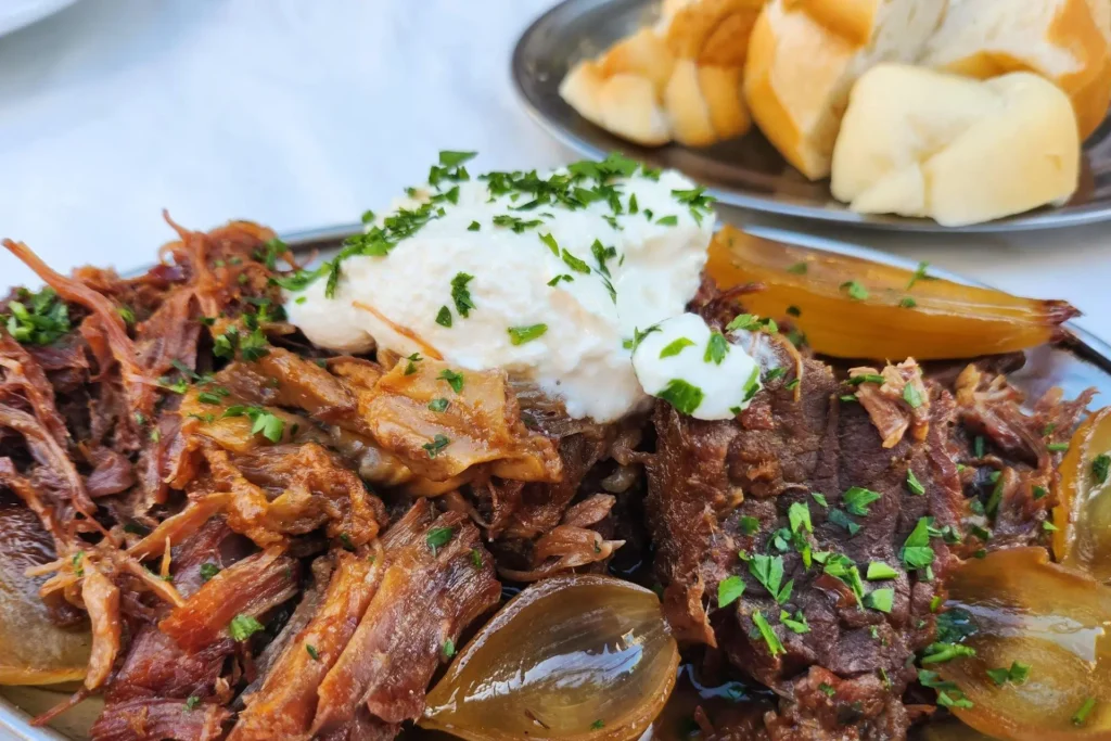 Carne de cupim com molho e cebola.