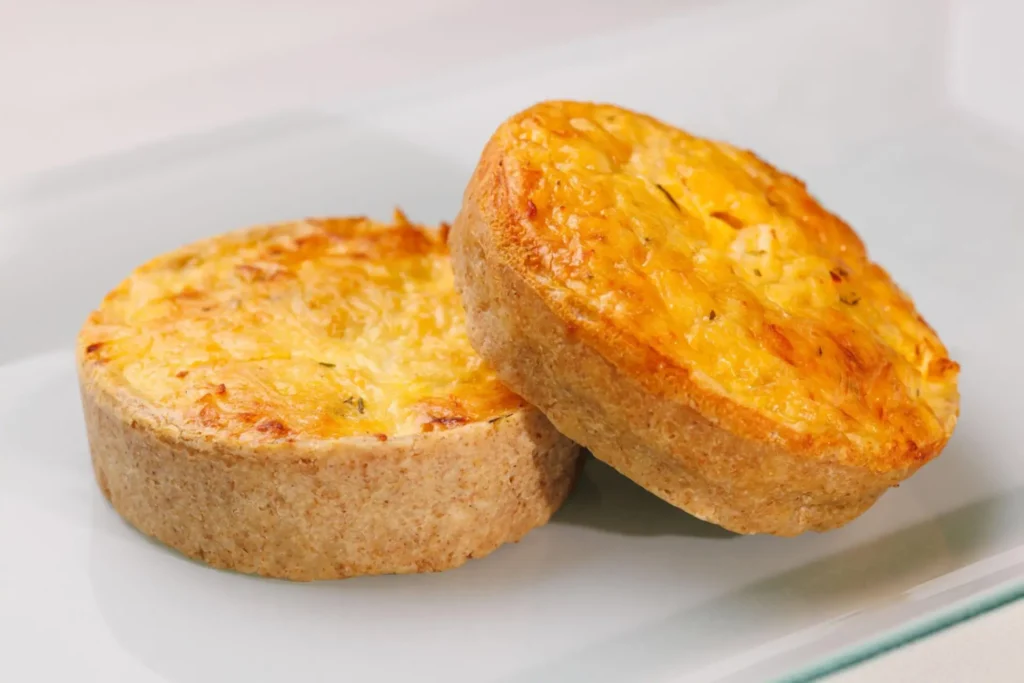 dois pedaços de quiche de queijo