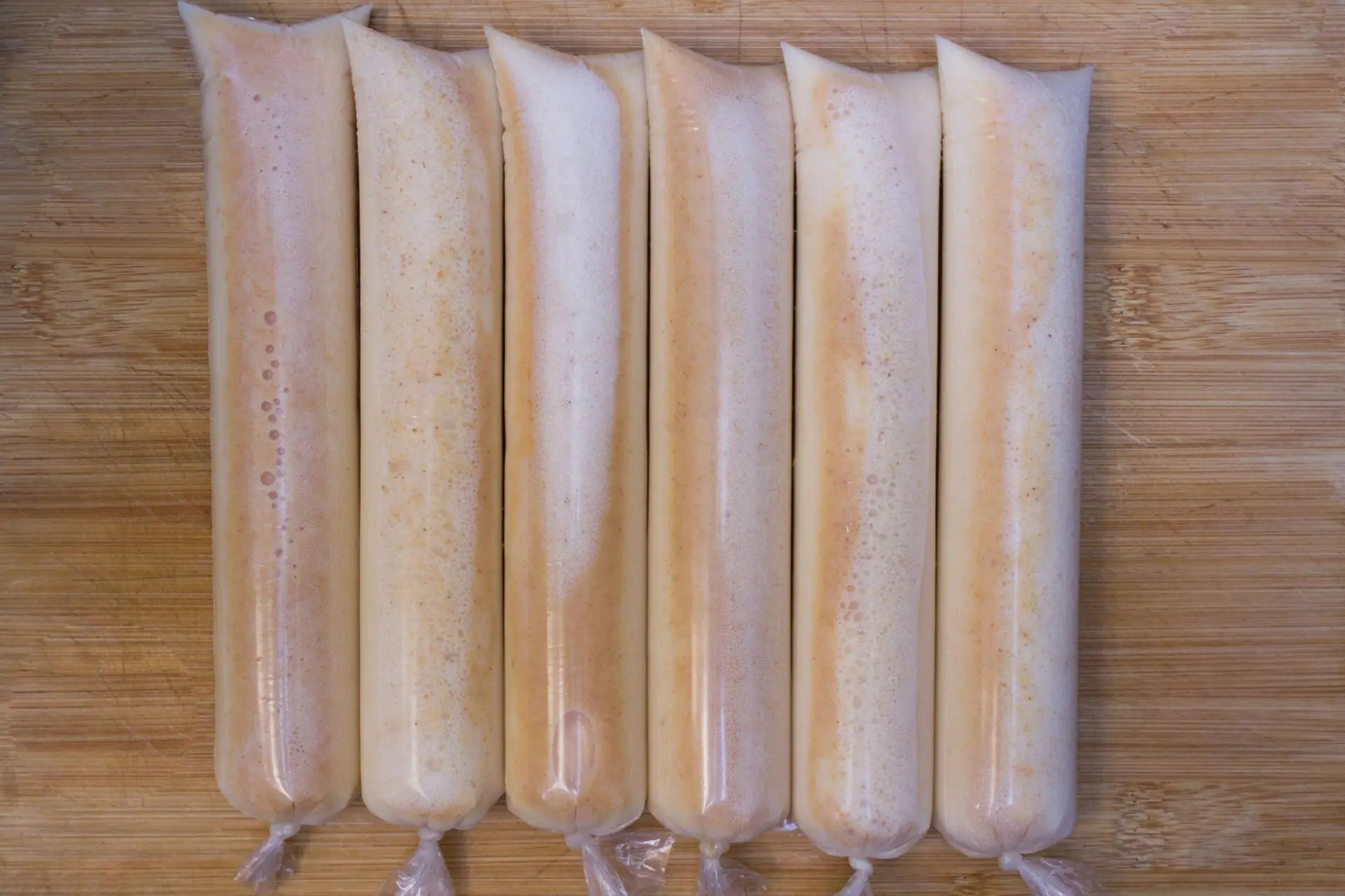 Geladinhos de amendoim congelados em saquinhos transparentes