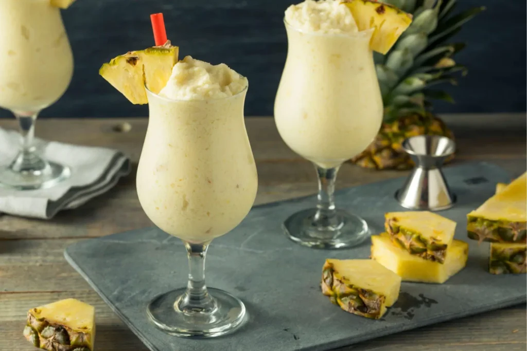 Duas taças de pina colada de abacaxi.