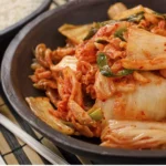 Um prato de kimchi.