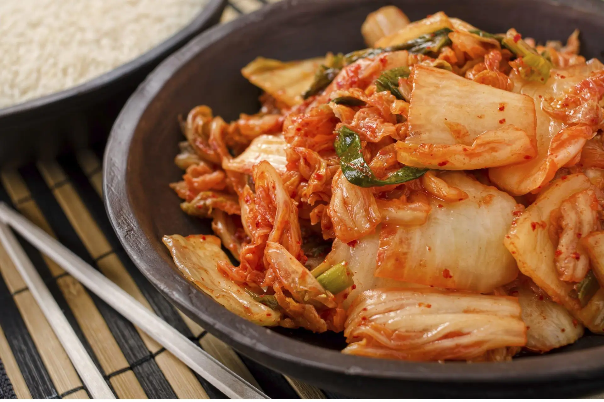 Um prato de kimchi.