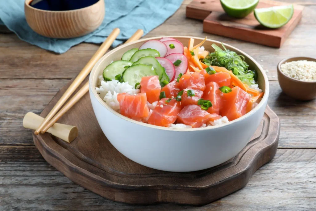 um bowl de poke de salmão.