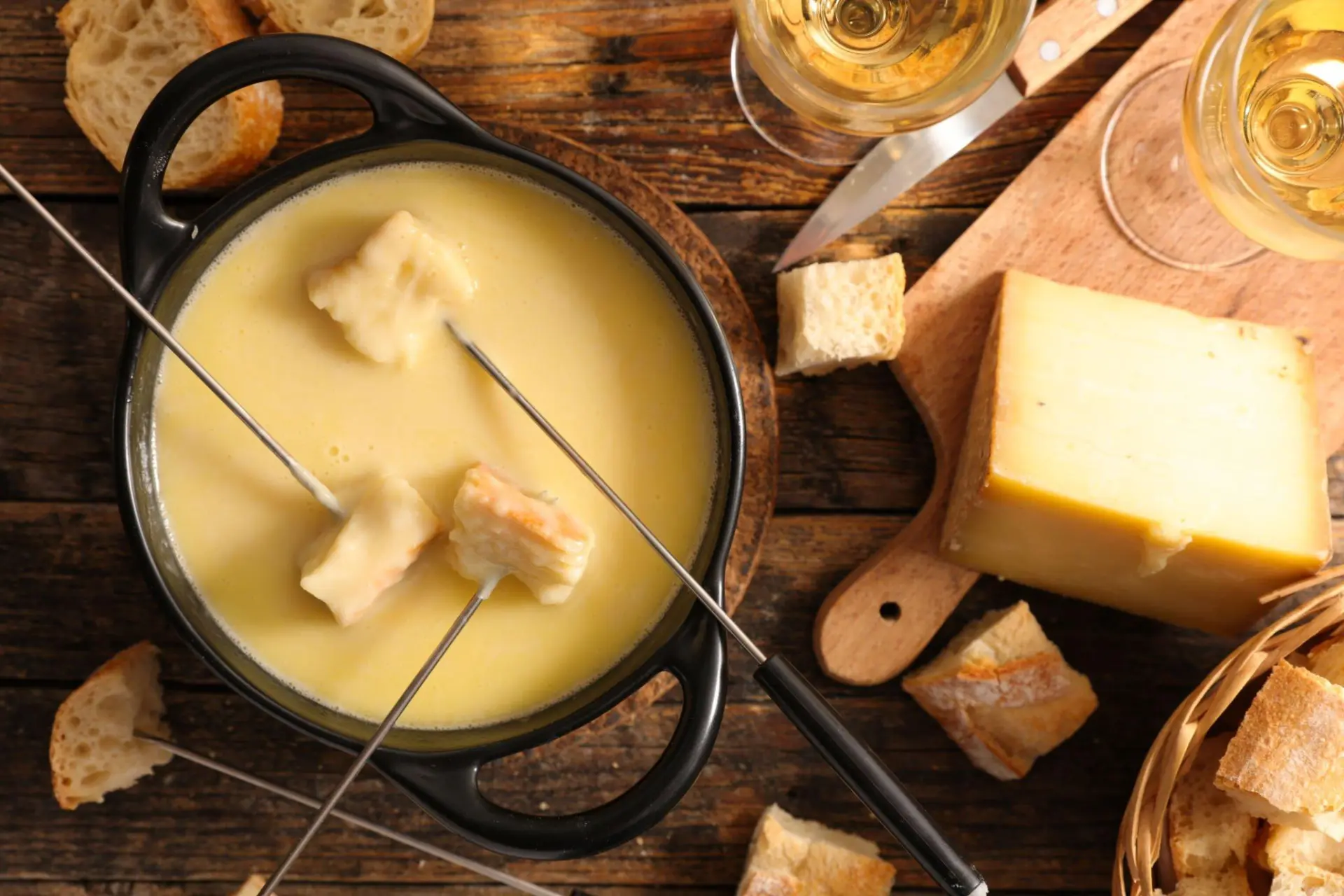 Uma porção de fondue de queijo.