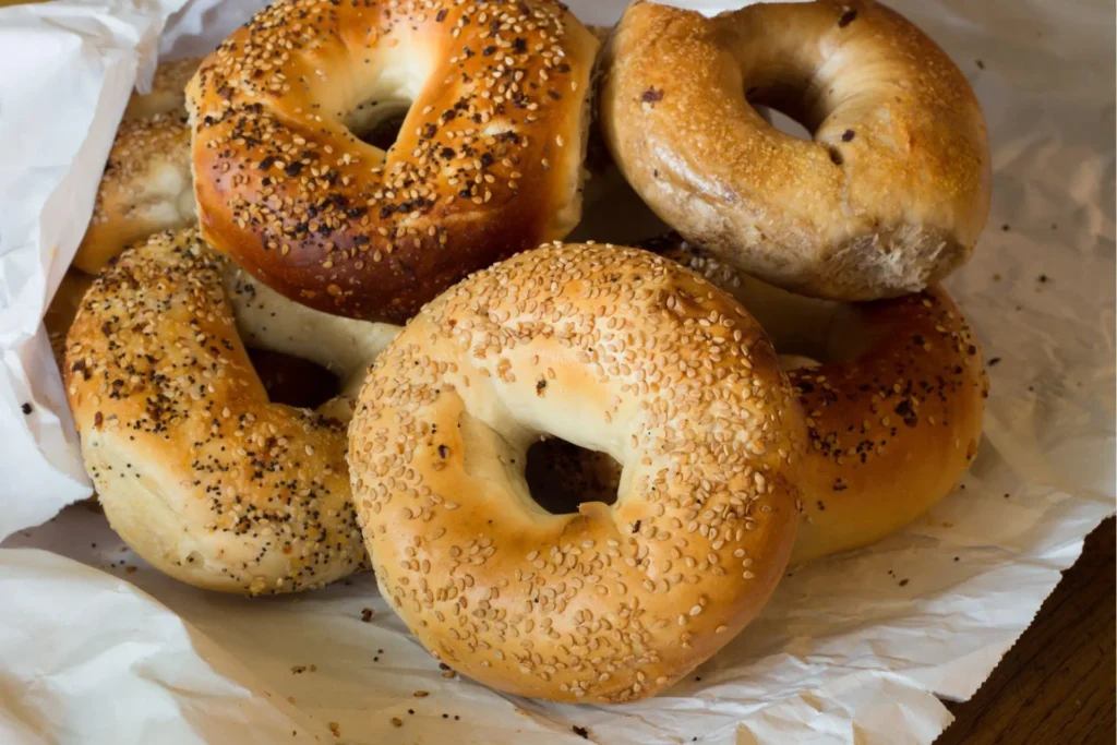 várias porções de bagel