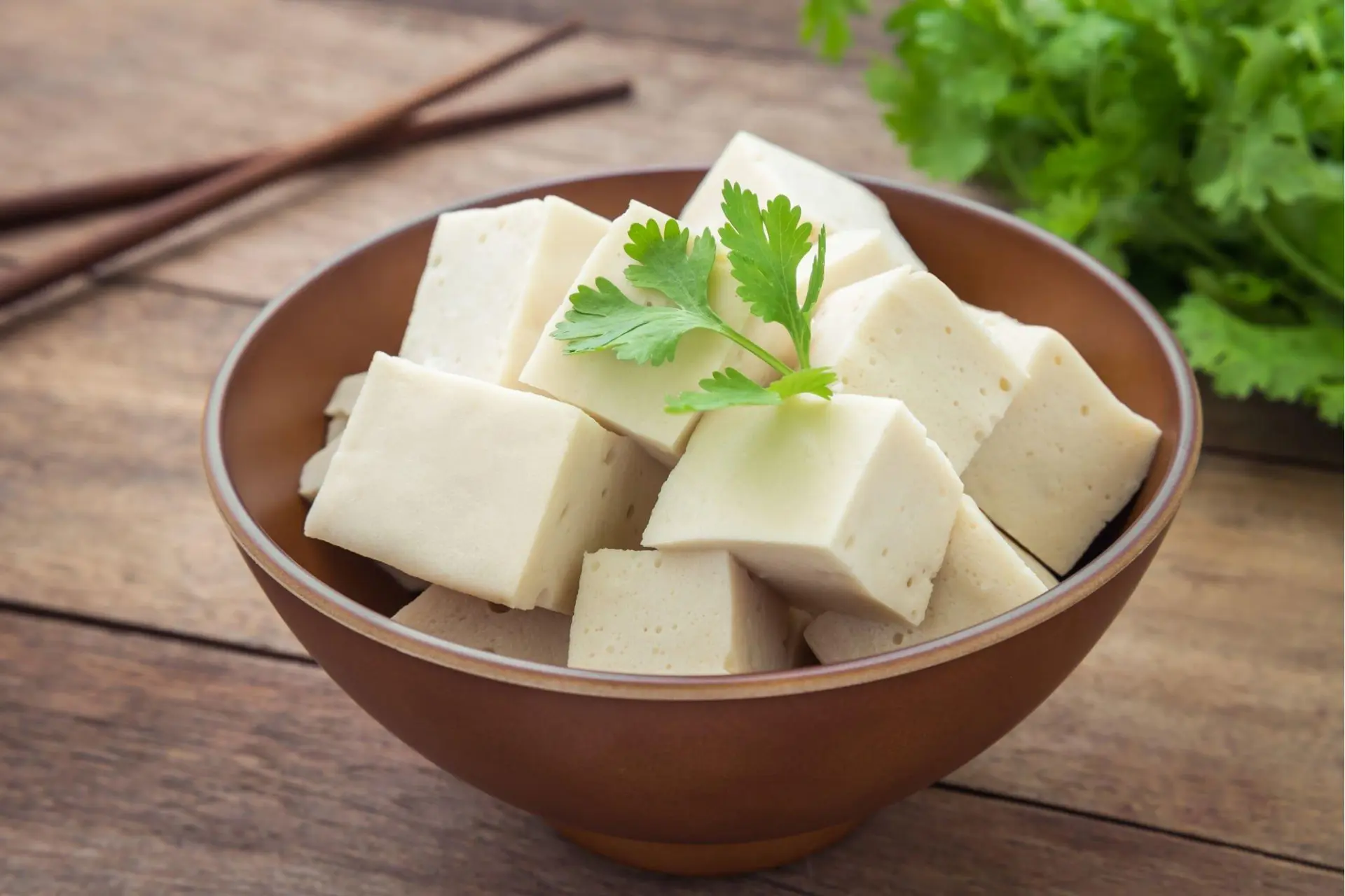 vários pedaços de tofu em um pote