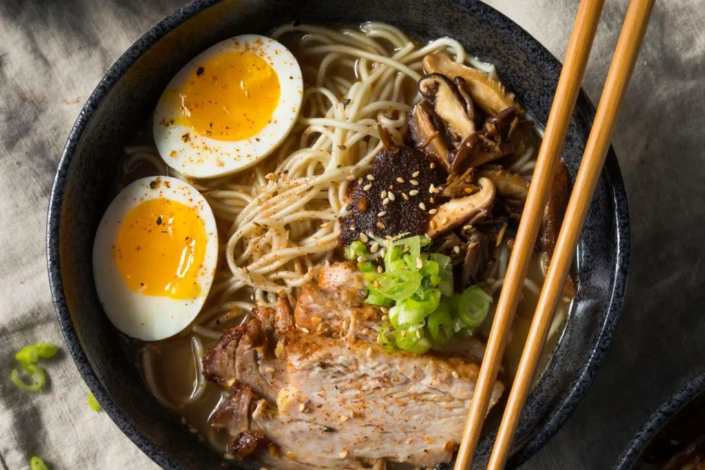 Receita de ramen original ou lámen em bowl preto redondo visto de cima