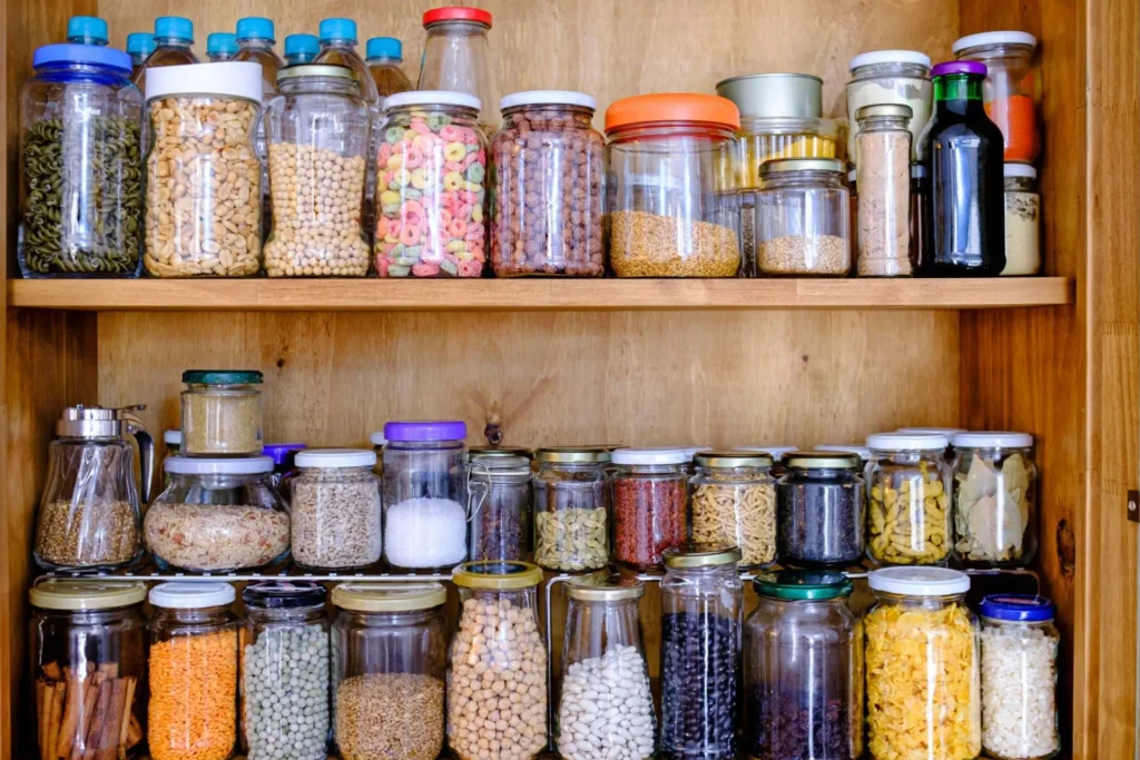 Despensa organizada em potes de vidro reutilizados de outros alimentos