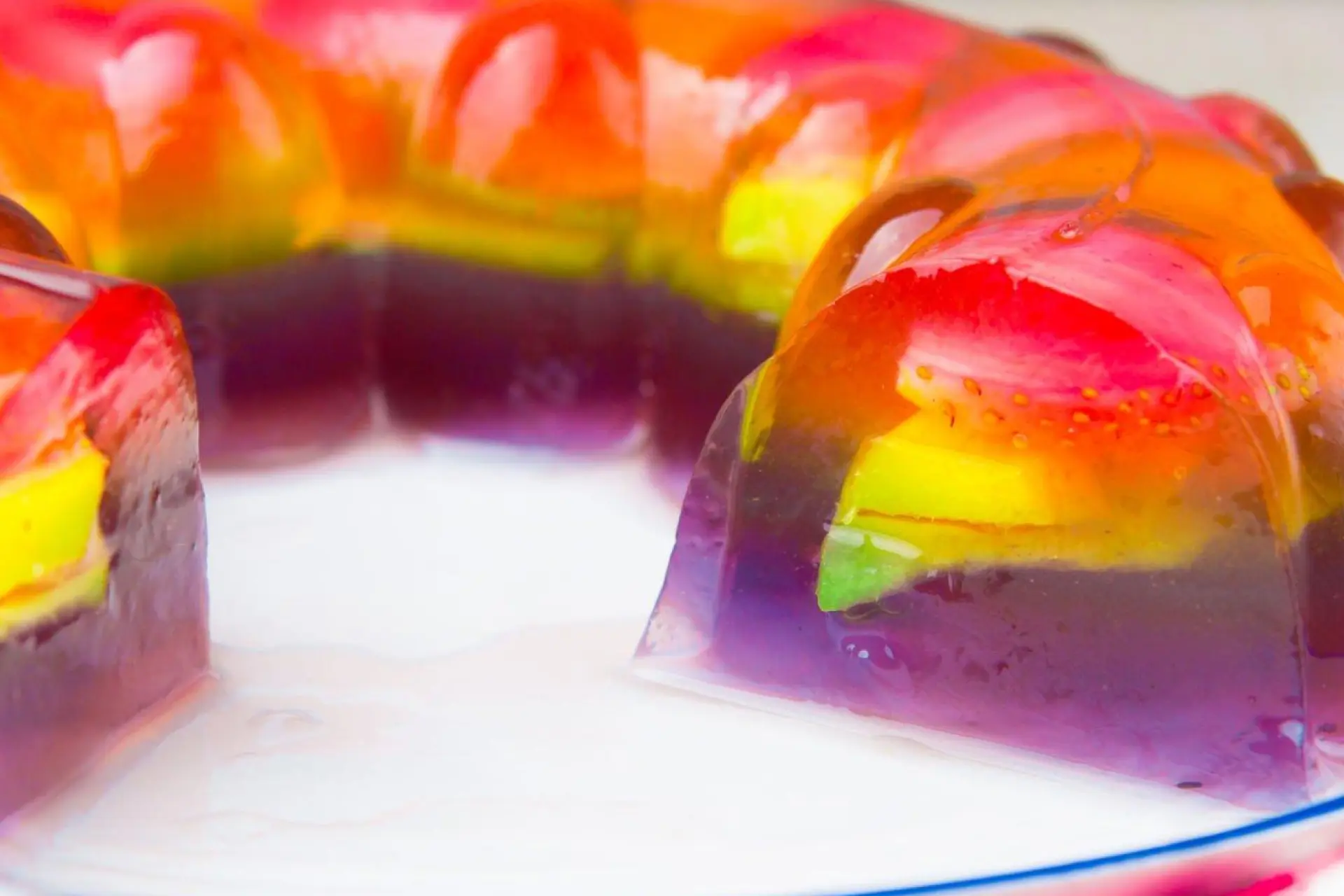Bolo de gelatina colorida
