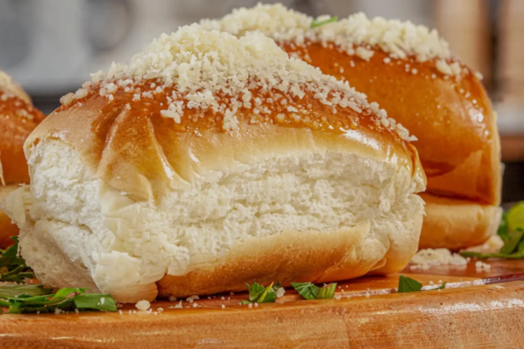 Pão caseiro sobre tábua de madeira.