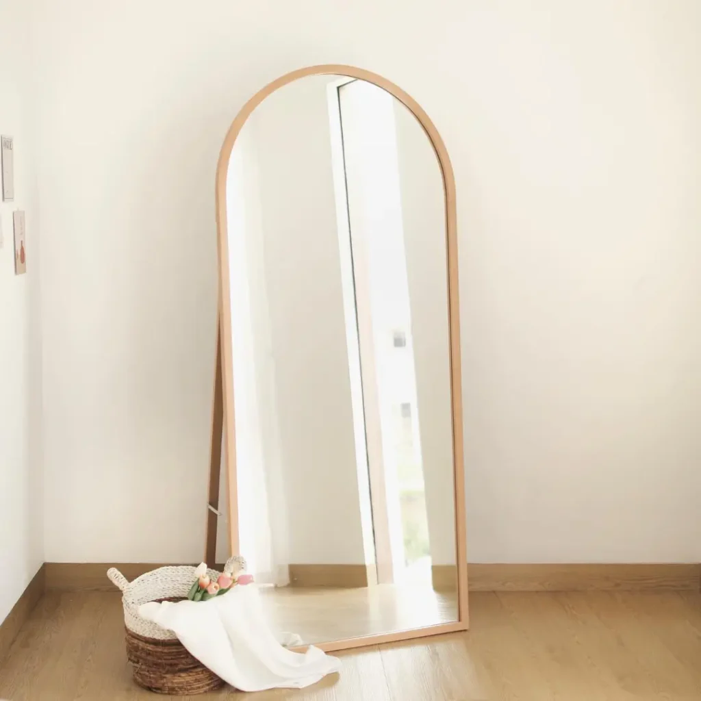 Espelho de piso com moldura em madeira clara