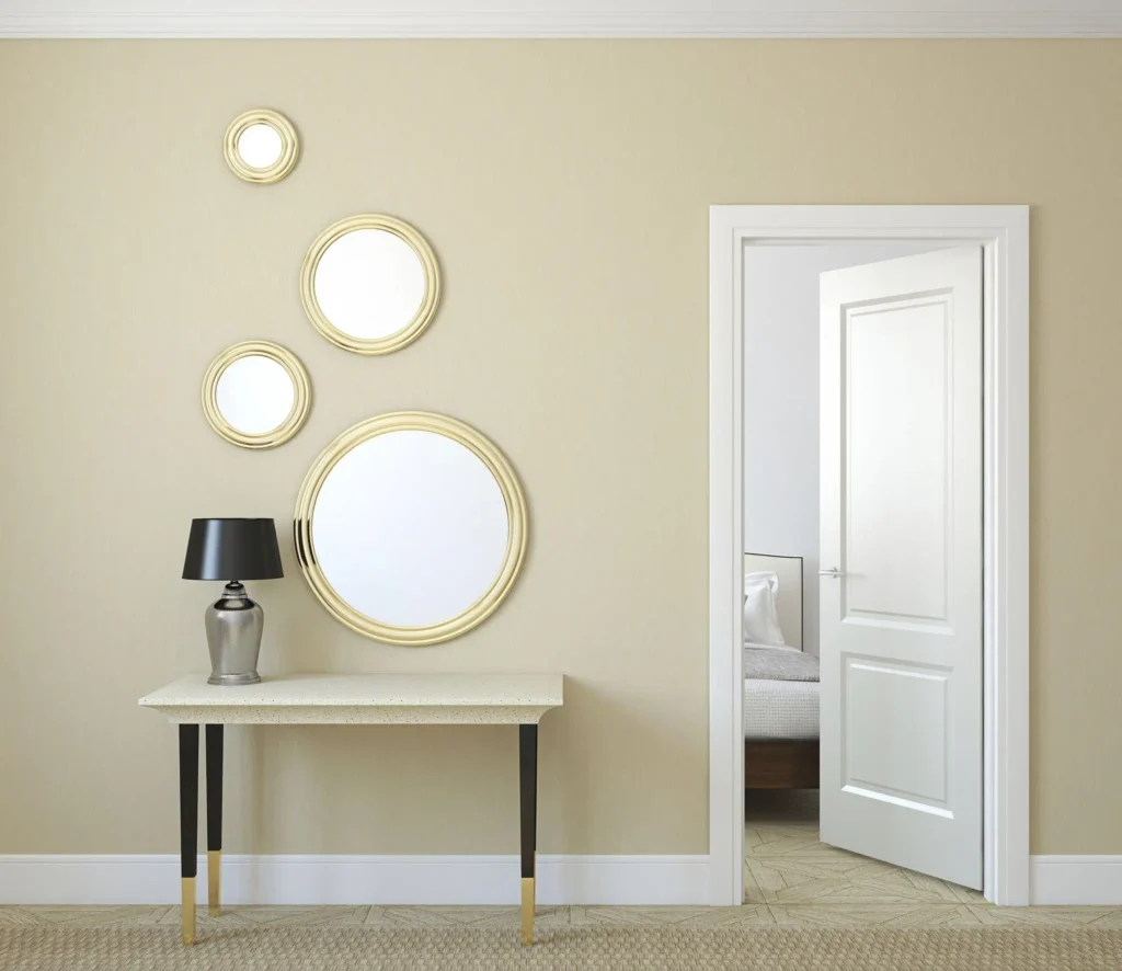 Composição de espelhos em sala de estar sobre aparador