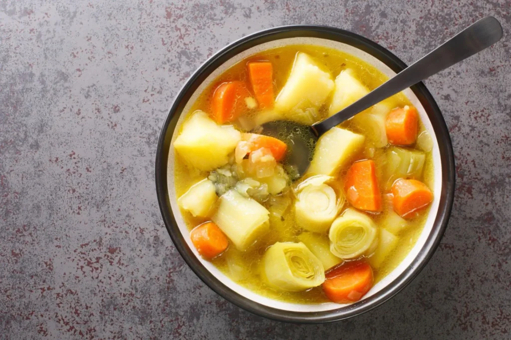 uma porção de caldo de legumes