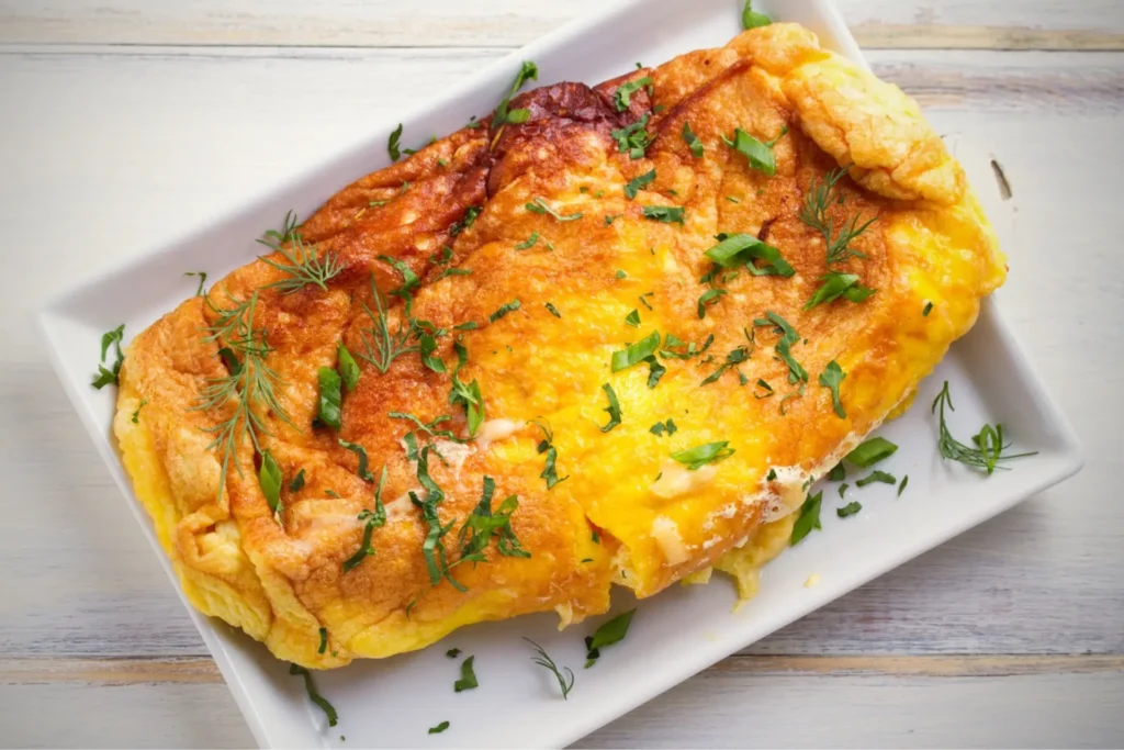 Omelete de forno cremoso servido em travessa branca