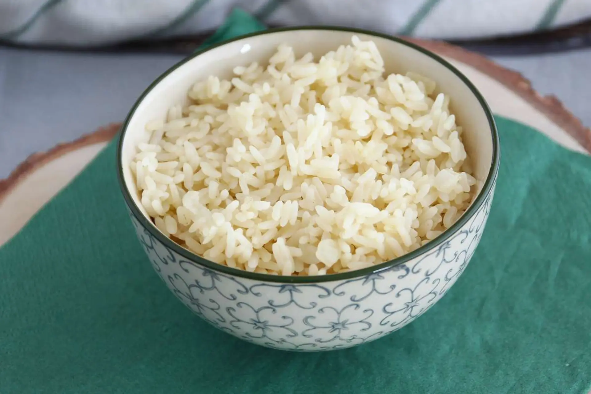 arroz jasmim servido em vasilha branca