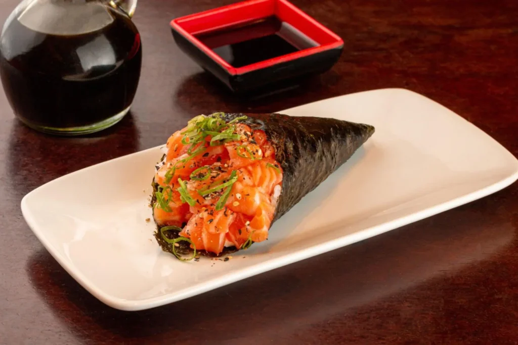 Temaki de salmão.