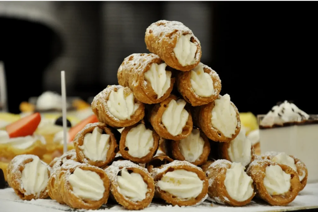 Cannoli tradicional empilhado em forma de pirâmide.