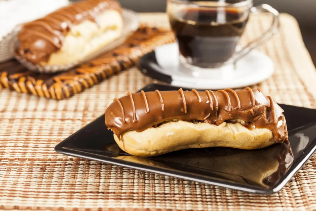 uma porção de bomba de chocolate