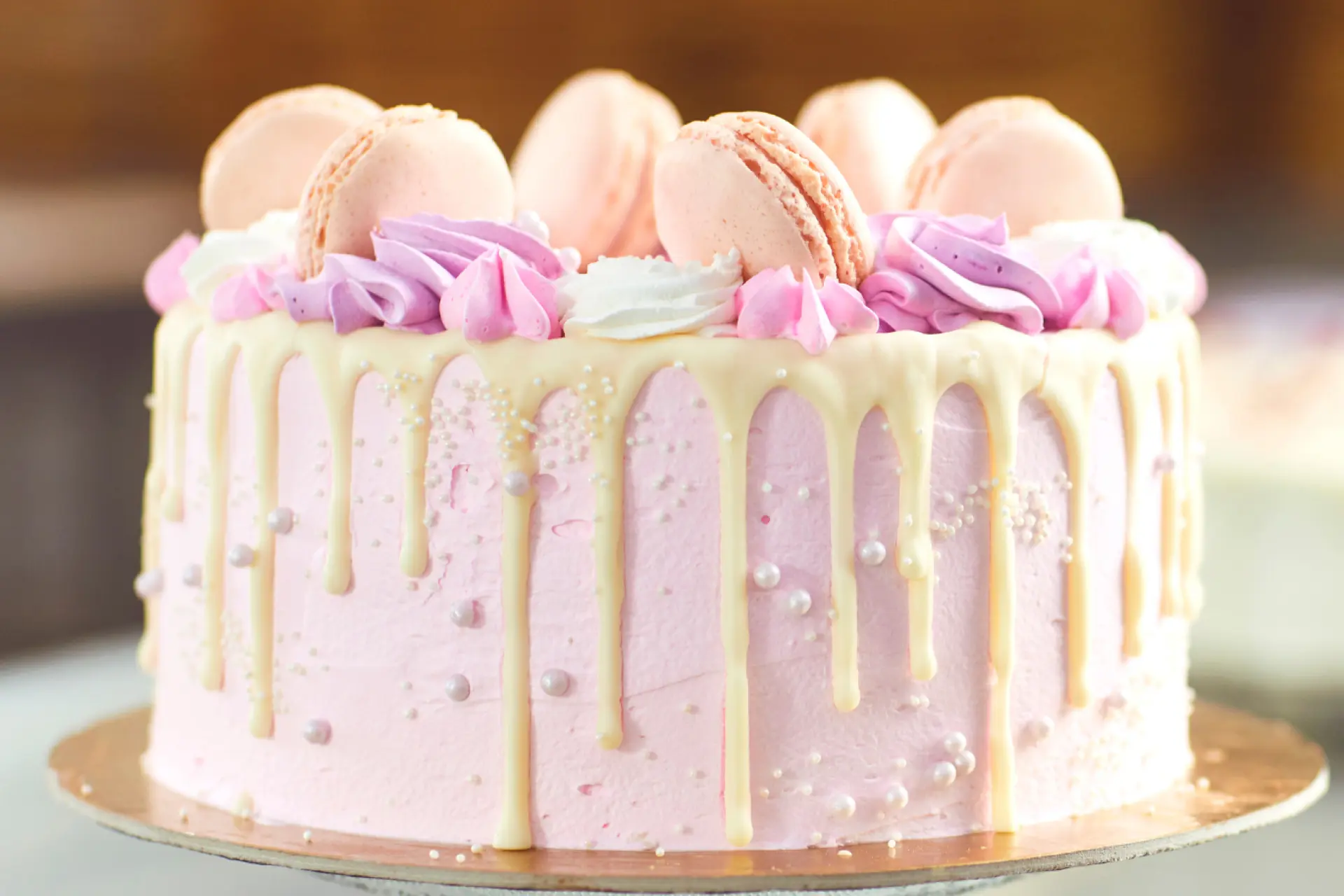 bolo de aniversario feminino decorado com macarons e chantininho