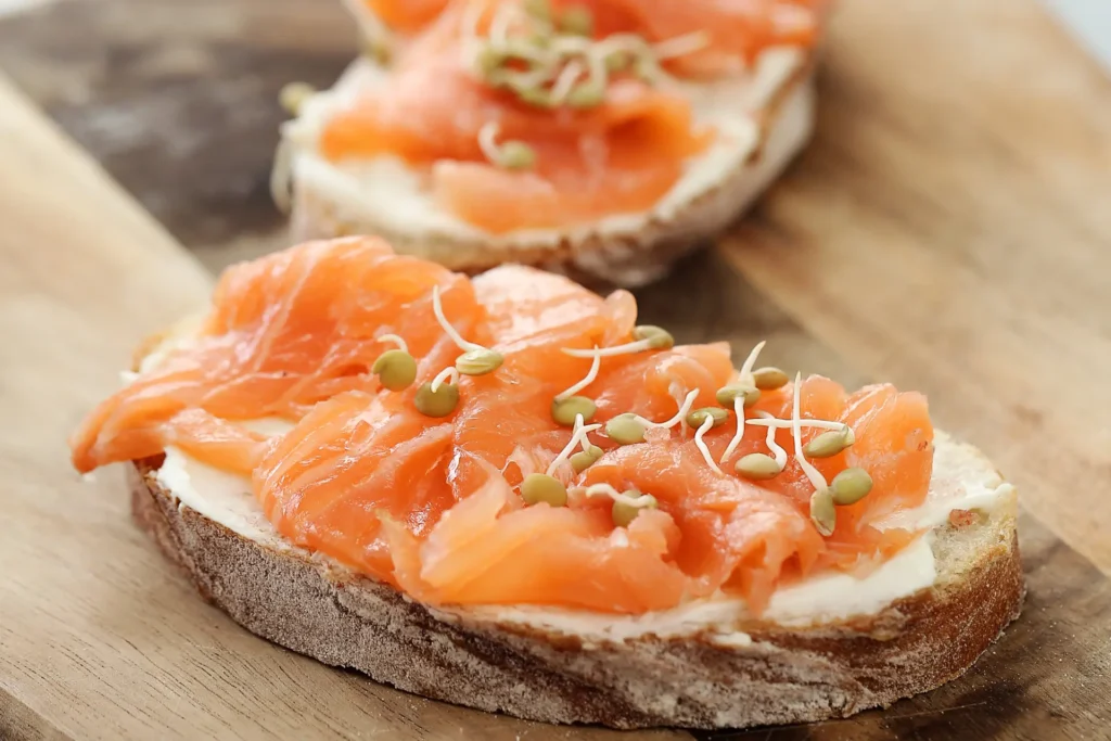 Gravlax de salmão servido em pão fatiado.